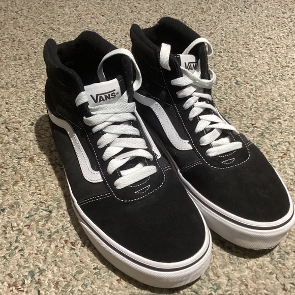 Mens Vans Sneakers, Size 9.5. Great condition. - Picture 2 of 6